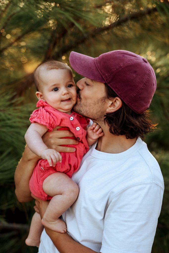 portrait papa et bébé à soustons plage pendant une séance photo famille