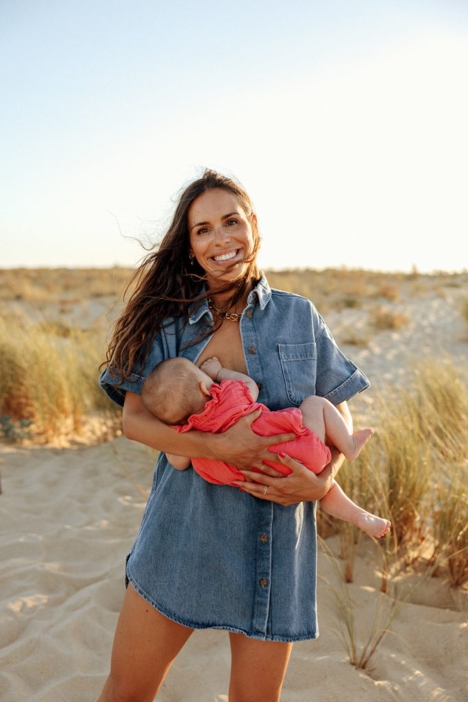 portrait maman et bébé à soustons plage pendant une séance photo famille