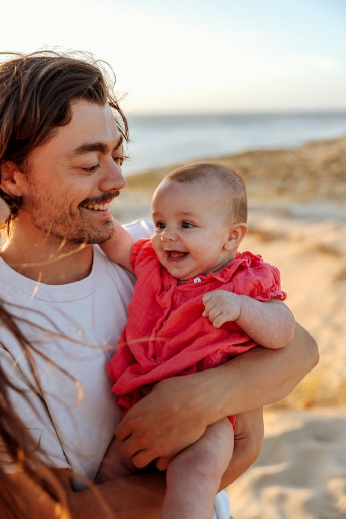 rire de bébé sur la plage de soustons au coucher du soleil