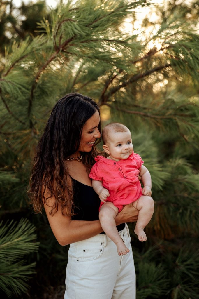 portrait de bébé avec maman au milieu des pins dans les landes