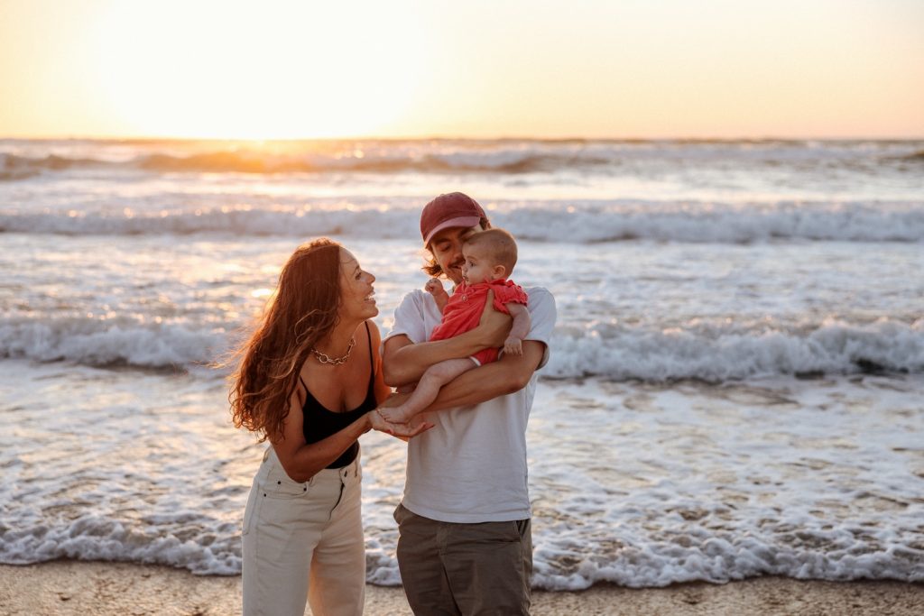 portrait de famille à l'océan dans les landes
