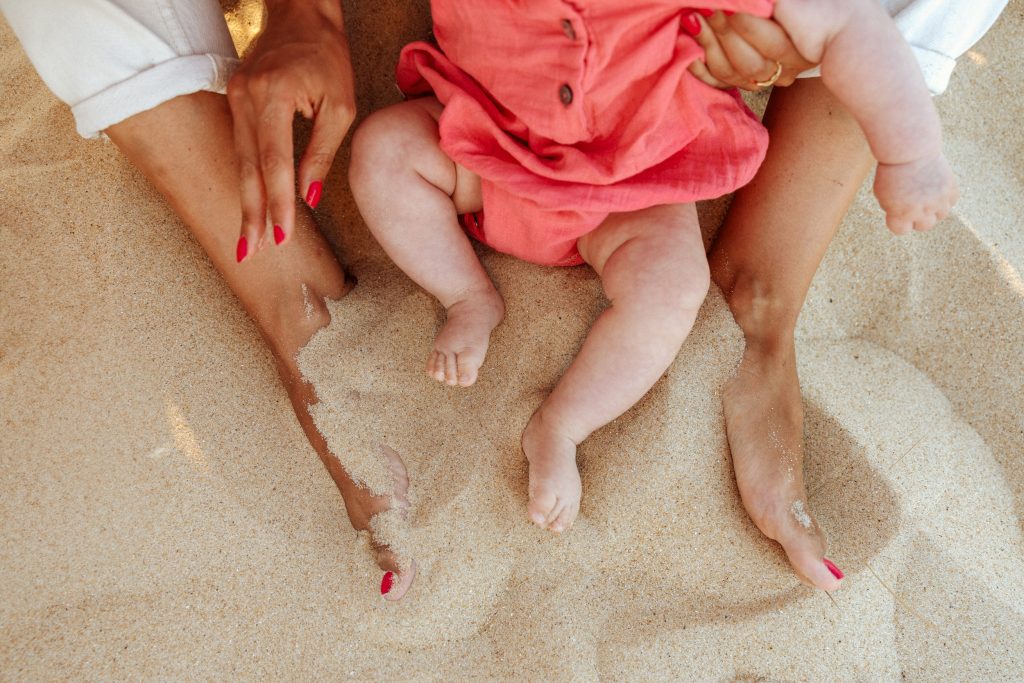 petits pieds dans le sable pour leurs premières vacances à 3 dans les landes