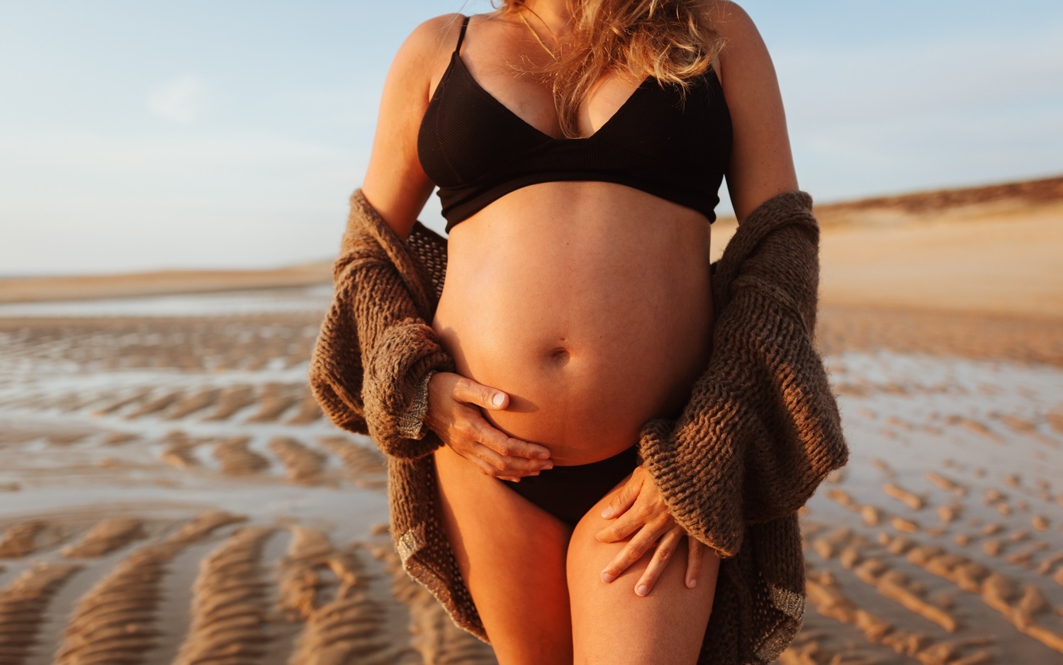 photographe landes et pays basque de grossesse sur la plage au coucher du soleil