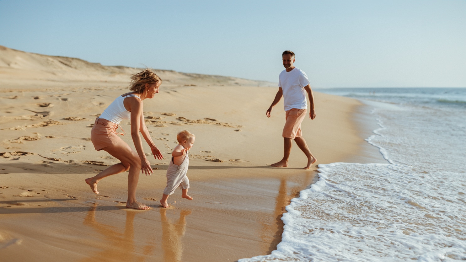 Une séance photo pour les premiers pas de bébé : quelle bonne idée !