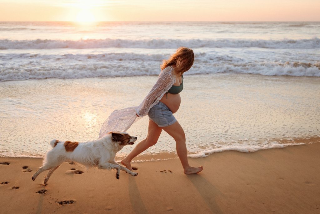 séance photo grossesse avec votre chien par Eva Lagardère