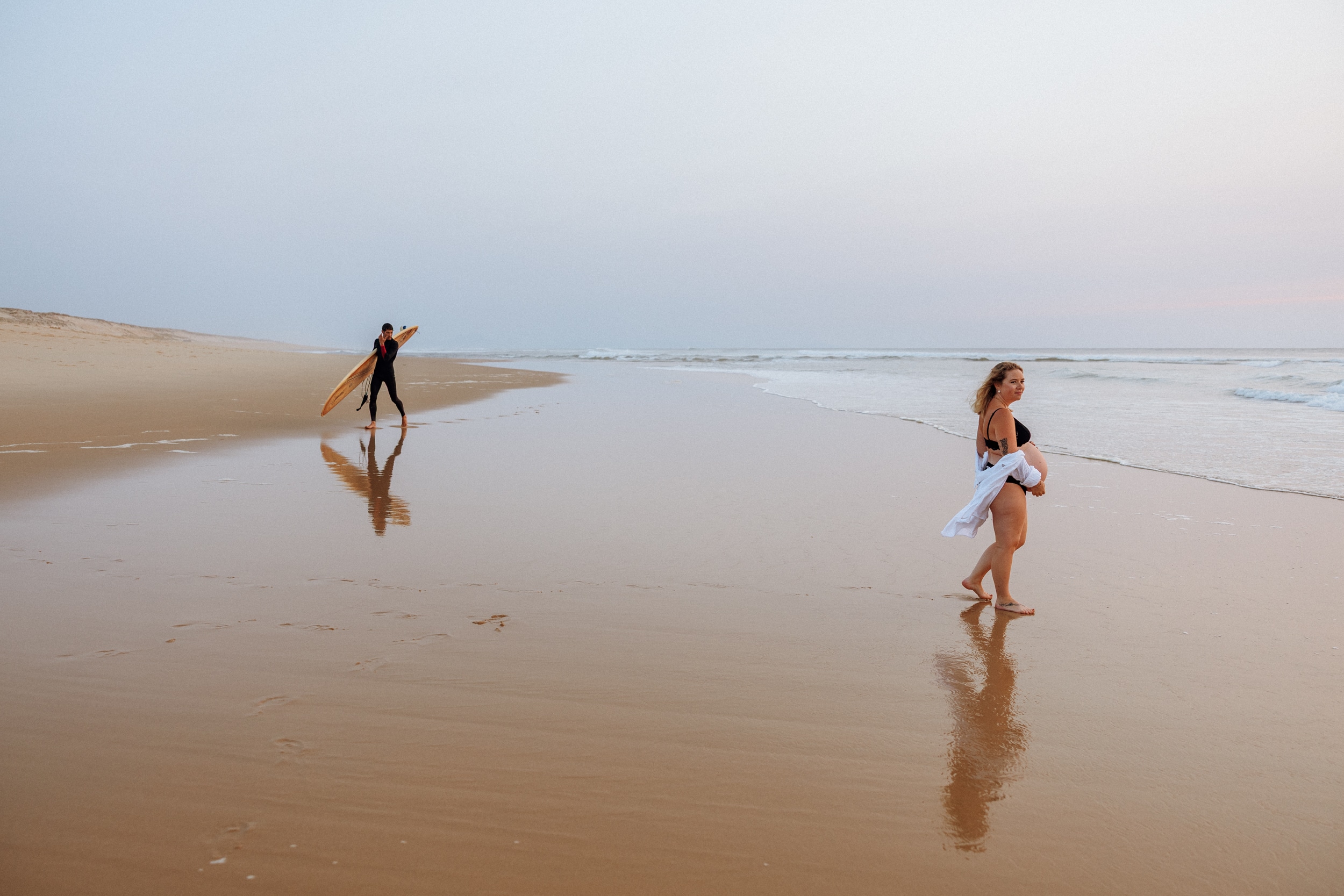 séance photo sur la plage en famille pour annoncer une grossesse - landes
