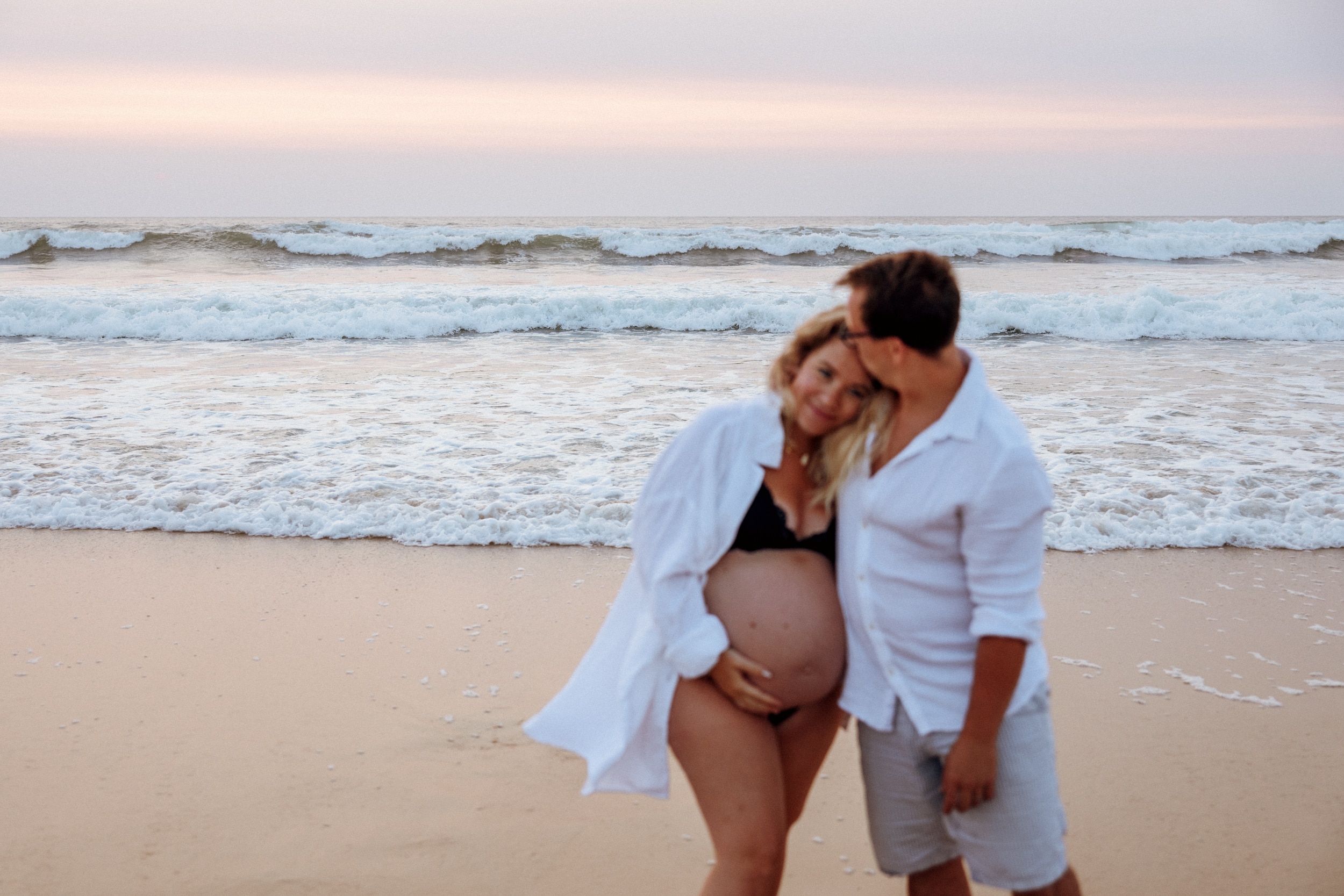 une séance photo grossesse famille sur la plage par éva lagardère