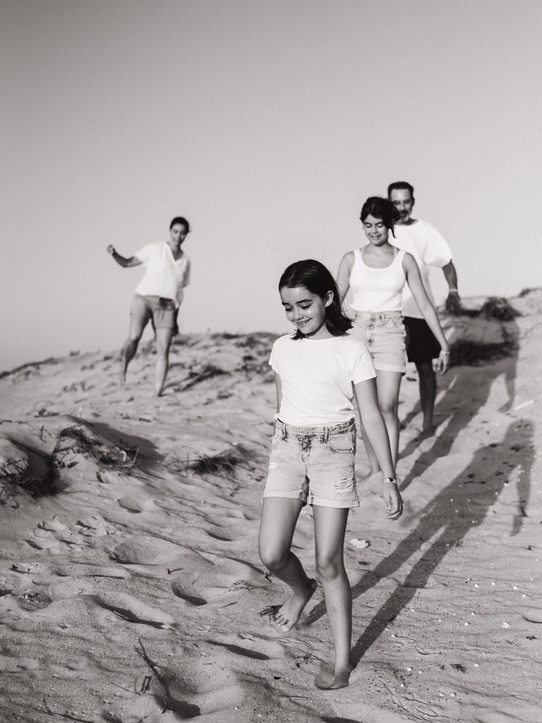 shooting photo en famille avec des ados sur la plage dans les landes