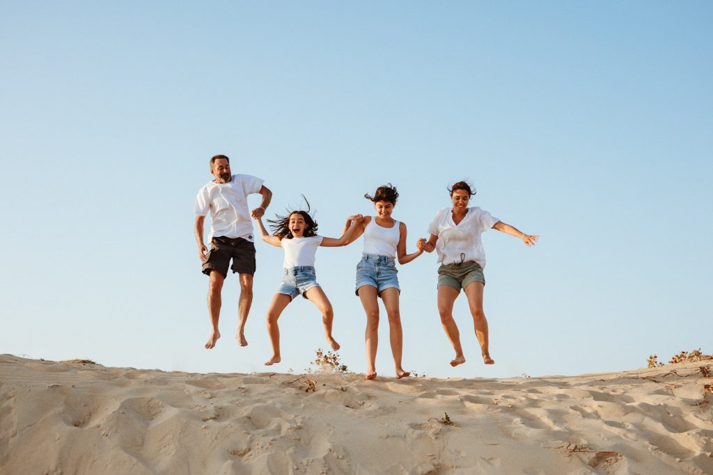 shooting photo en famille avec des ados sur la plage dans les landes