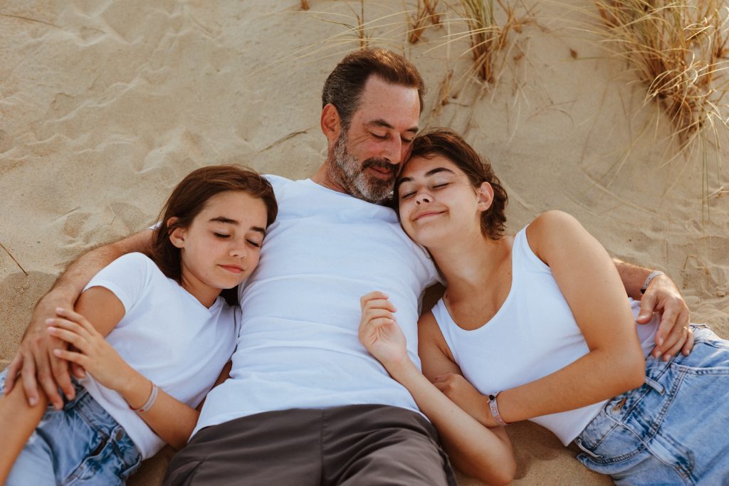 shooting photo en famille avec des ados sur la plage dans les landes