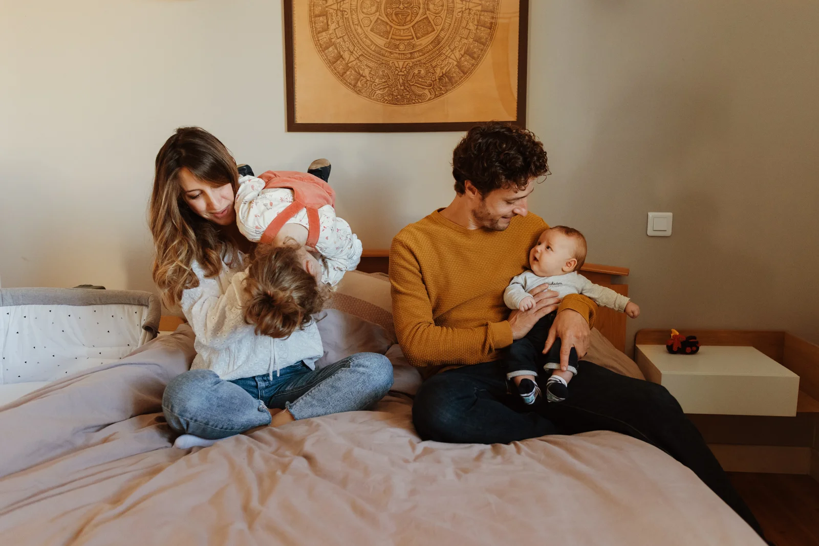 Famille avec un nouveau-né et une grande sœur pendant une séance photo à domicile à Dax