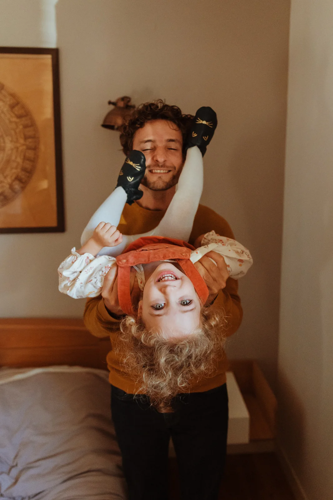 Papa jouant avec sa fille pendant une séance photo famille à domicile dans les Landes