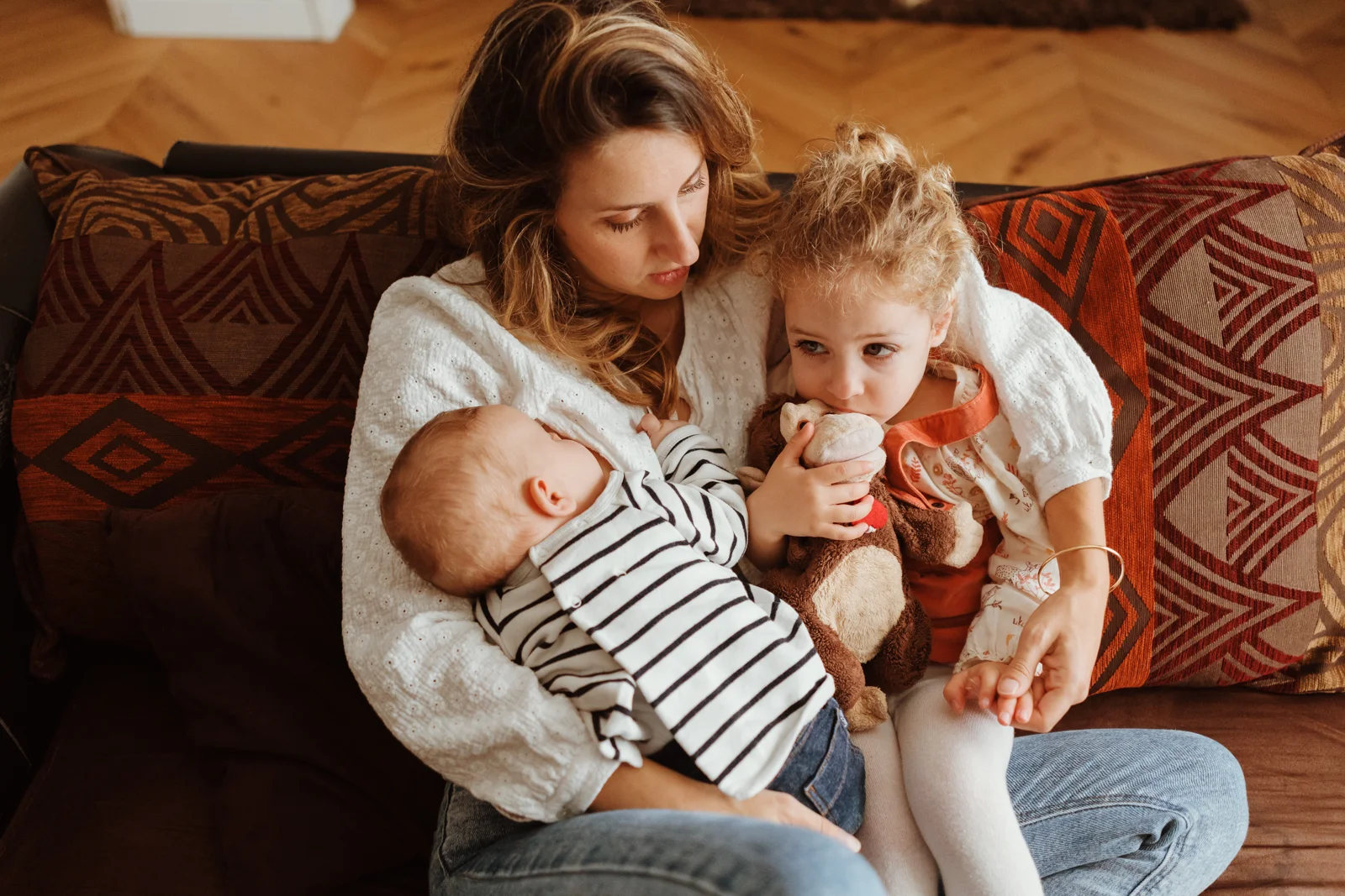 Maman avec ses deux enfants pendant une séance photo famille avec bébé à Dax