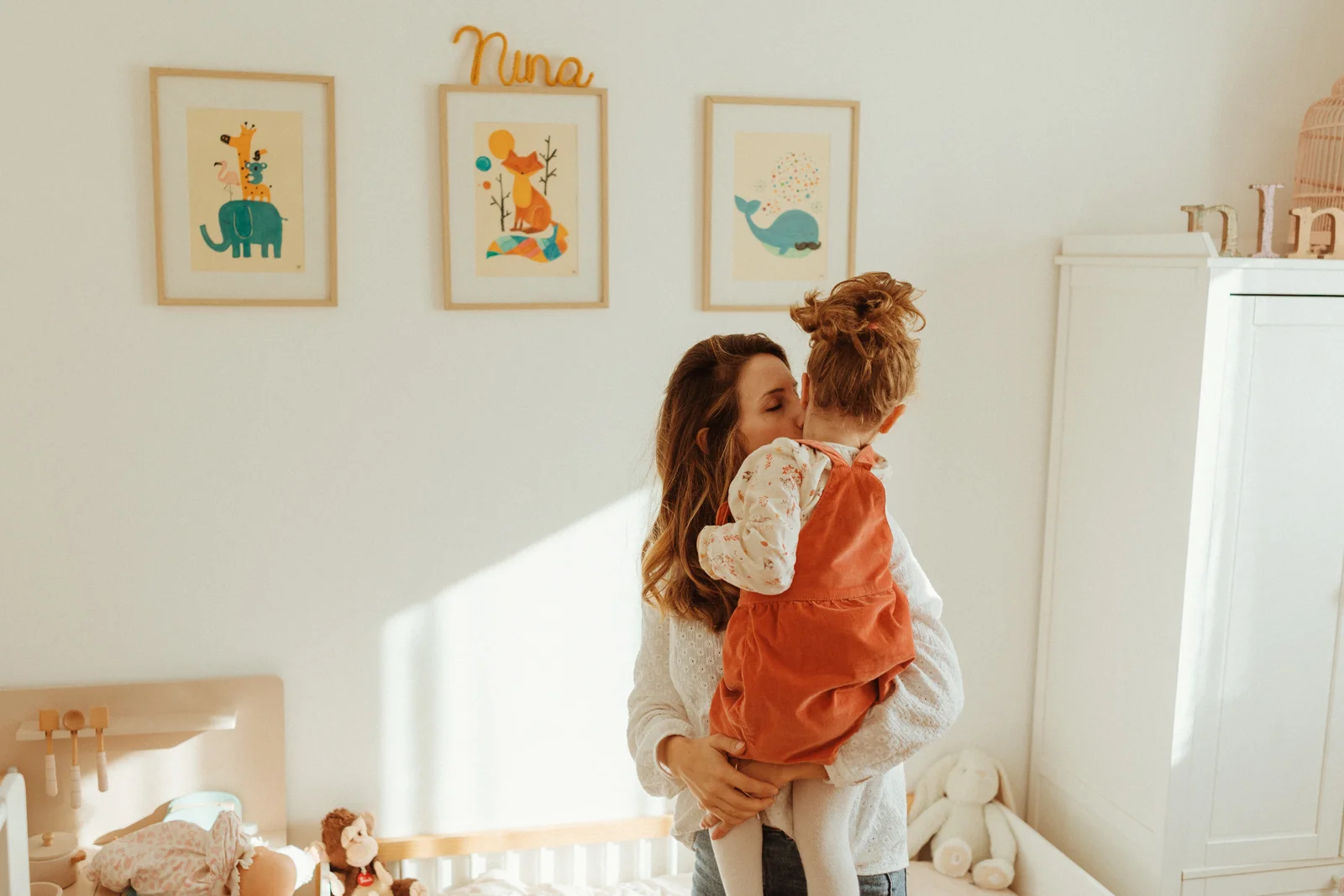 Maman portant sa fille pendant une séance photo famille à domicile à Dax