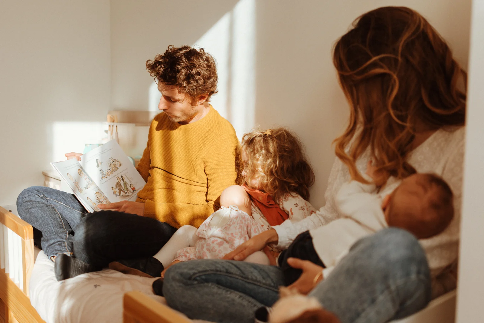 Moment de vie pendant une séance photo famille avec un nouveau-né à Dax