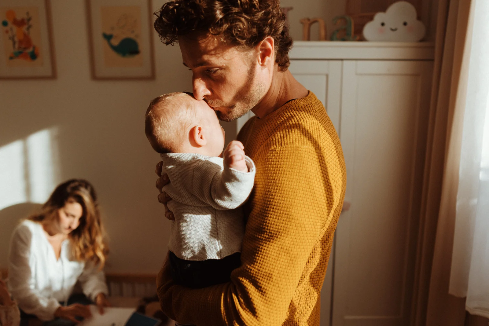 Papa avec son bébé pendant une séance photo nouveau-né à domicile à Dax