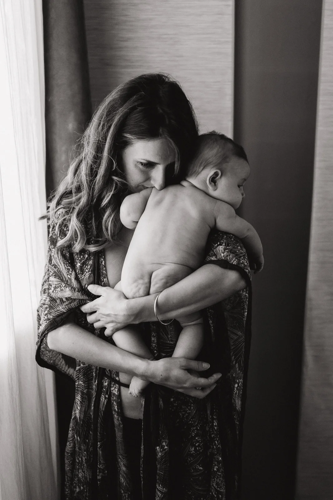Moment de peau à peau entre une maman et son bébé pendant une séance photo nouveau-né à Dax