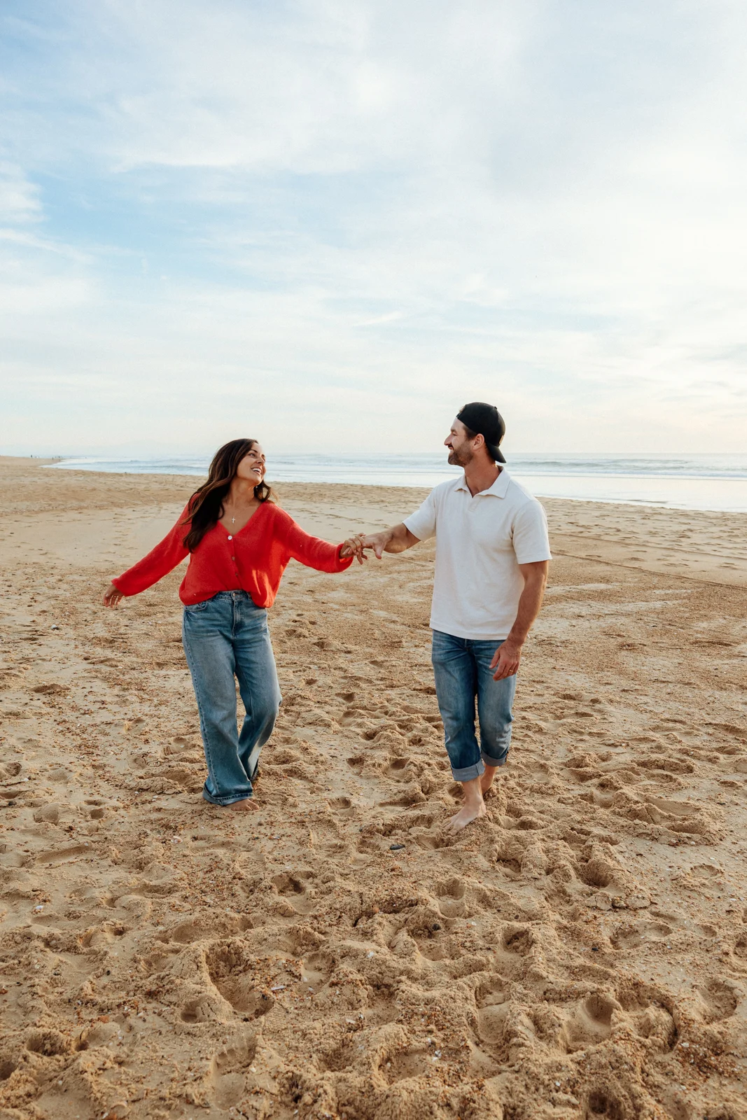 Couple marchant main dans la main sur une plage des Landes