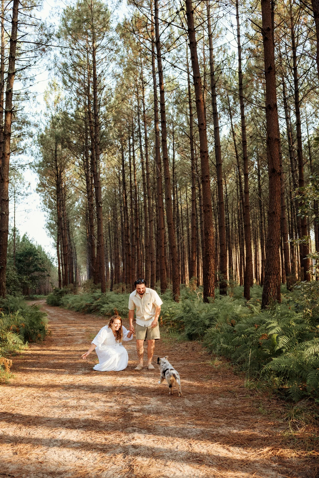 Couple dans la forêt des Landes avec leur chien pendant une séance photo