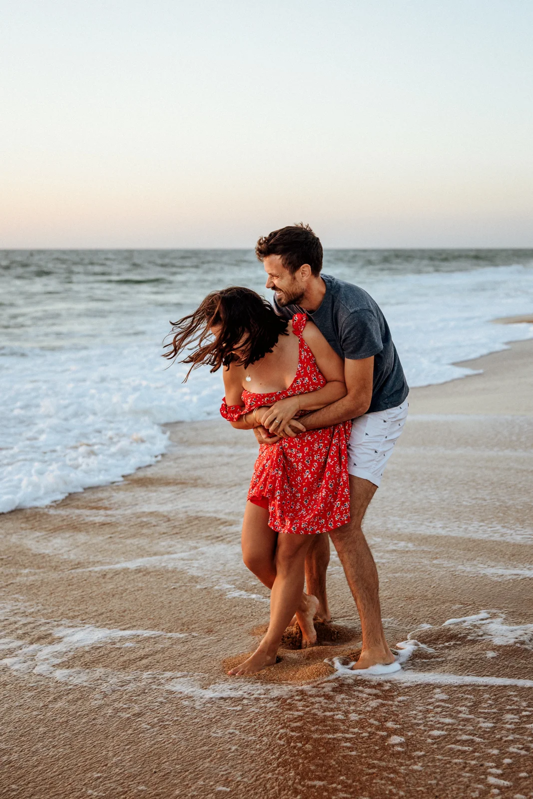 Couple au coucher du soleil pendant une séance photo sur la plage dans les Landes