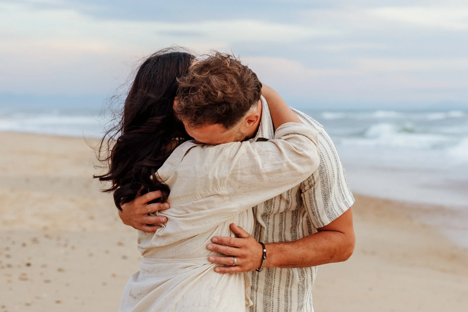 Couple s’enlaçant après une demande en mariage sur la plage dans les Landes