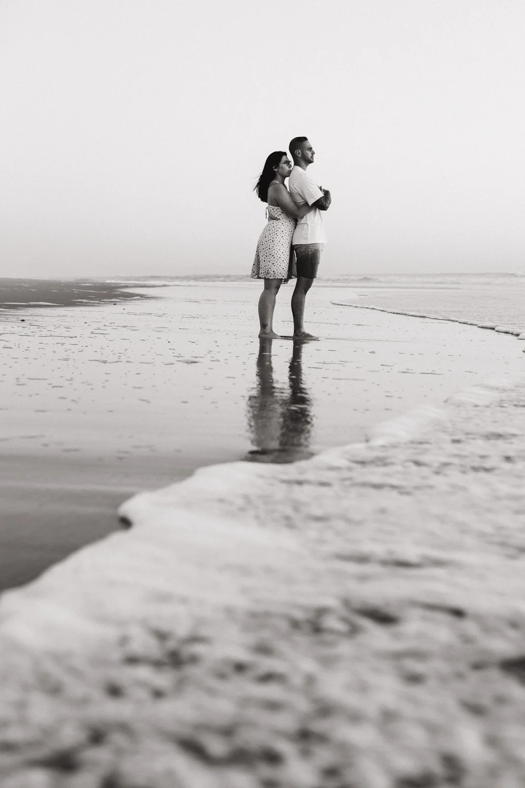 Photo noir et blanc d’un couple enlacé face à l’océan dans les Landes