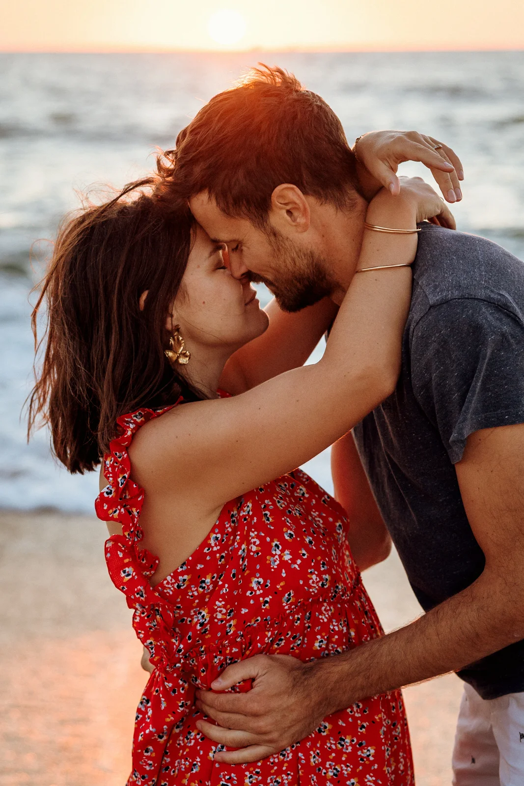 Gros plan d’un couple amoureux au coucher du soleil pendant une séance photo dans les Landes