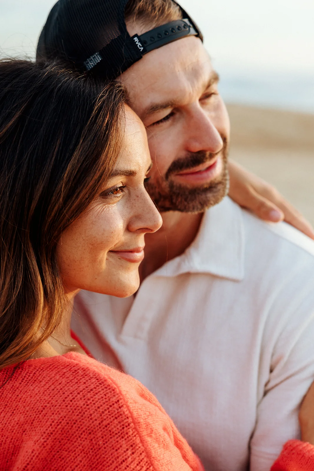 Portrait naturel d’un couple pendant une séance photo dans les Landes