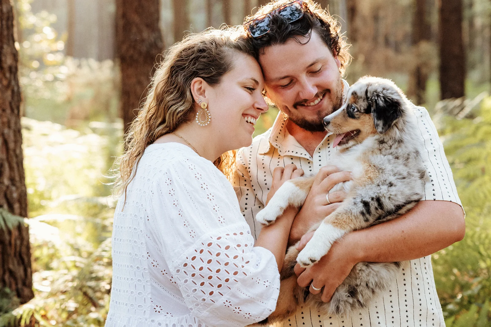 Couple avec leur chien lors d’une séance photo en forêt dans les Landes