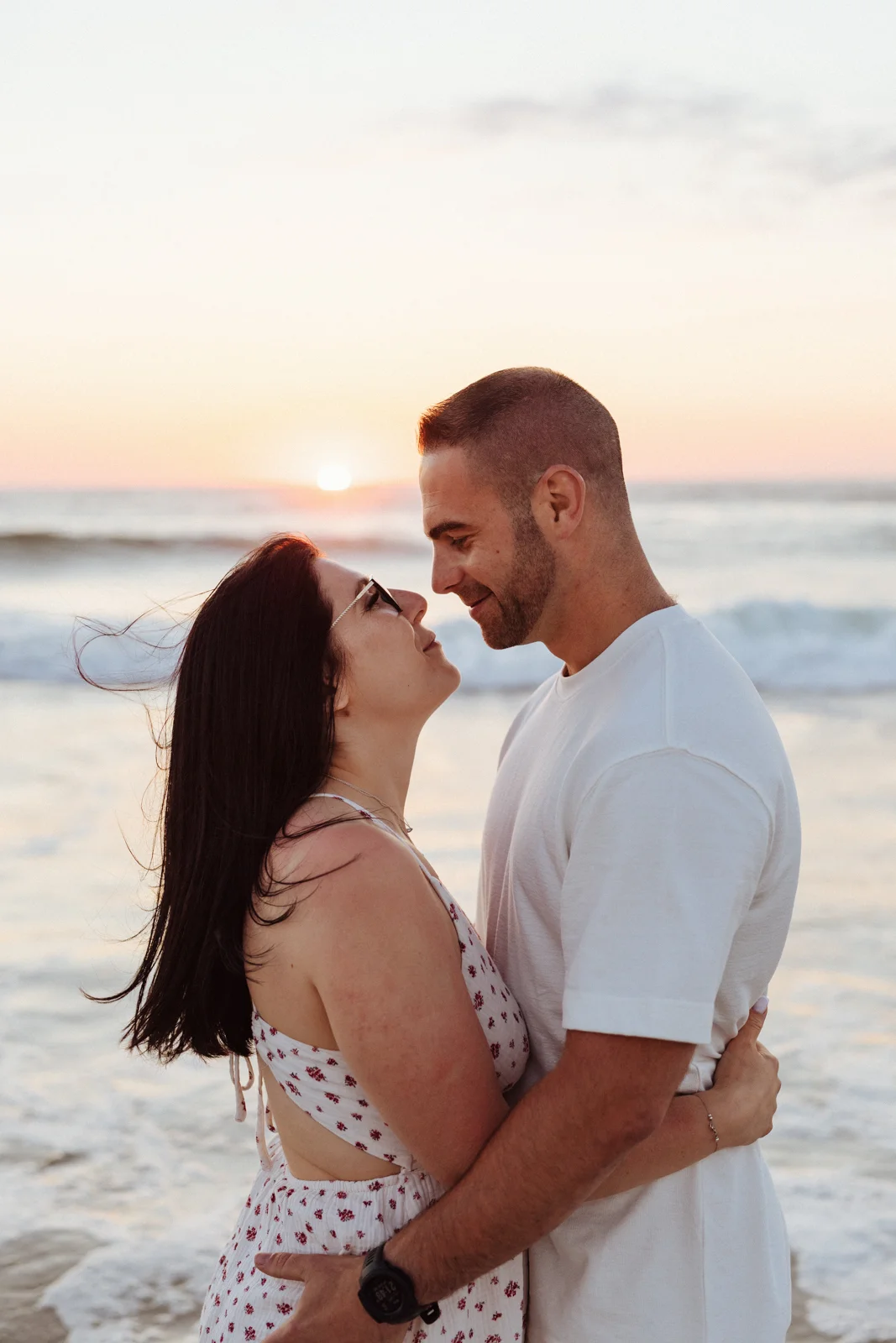 Portrait naturel d’un couple sur la plage au coucher du soleil dans les Landes