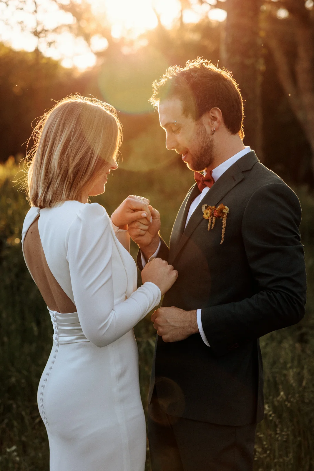 Couple en tenue de mariage lors d’une séance photo day after dans les Landes