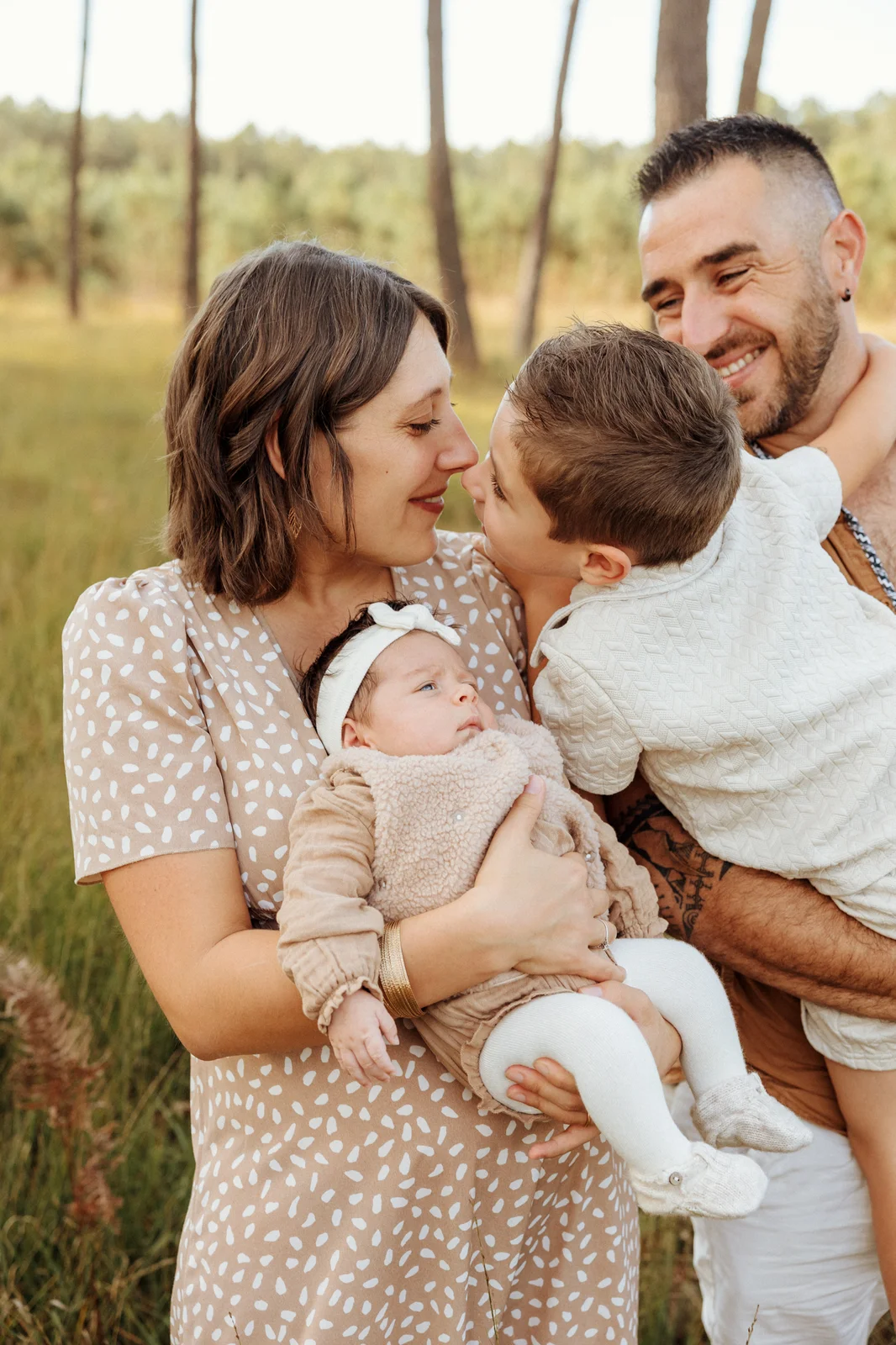 une séance photo nouveau-né en extérieur dans la forêt landaise