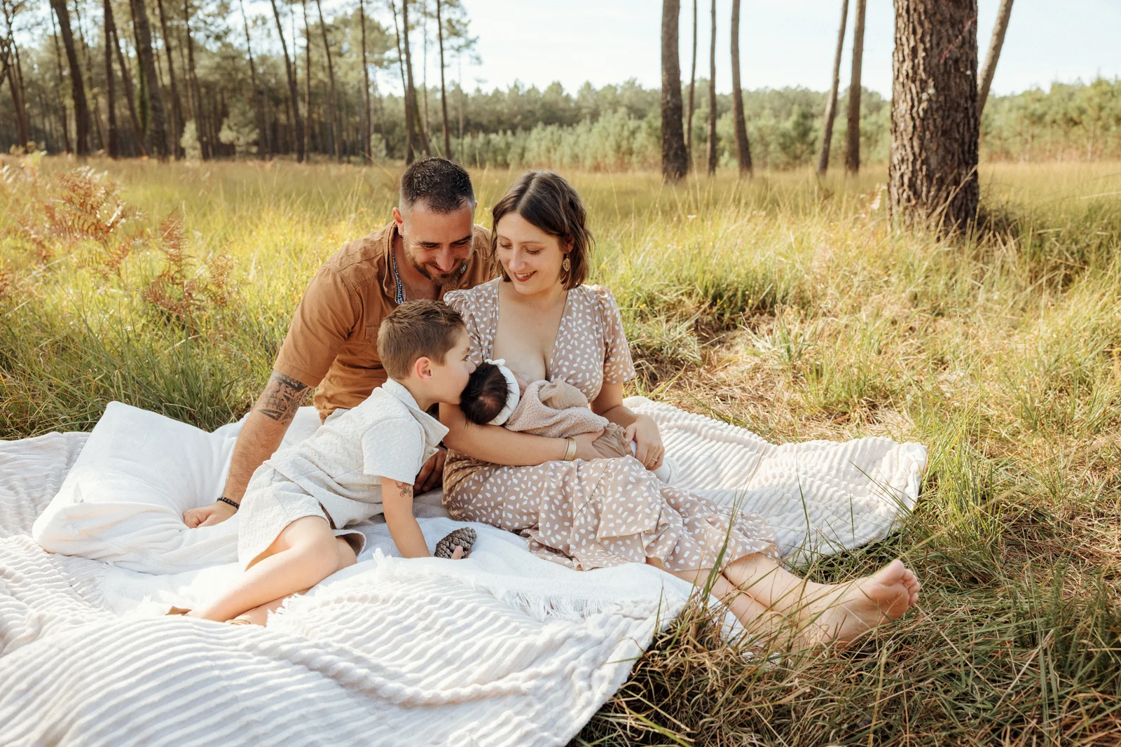 une séance photo nouveau-né en extérieur en famille dans les landes
