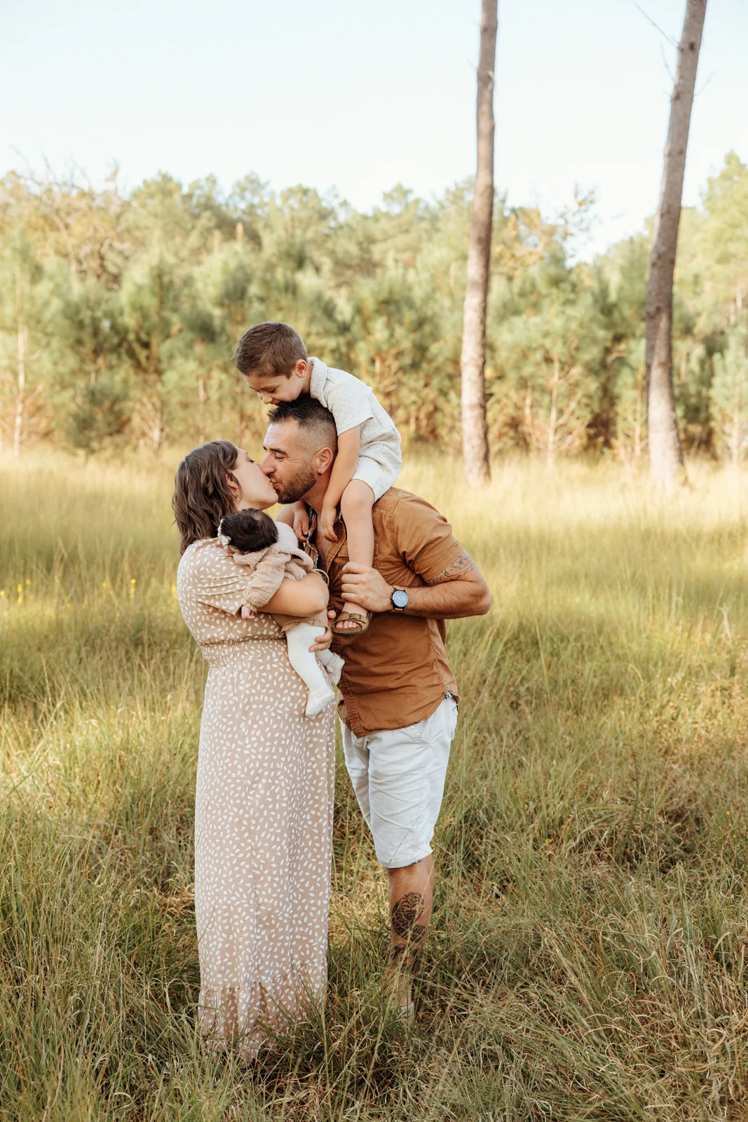 des photos de nouveau-né en extérieur en octobre