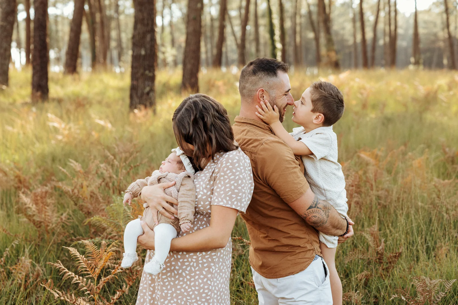 une séance photo nouveau-né en extérieur