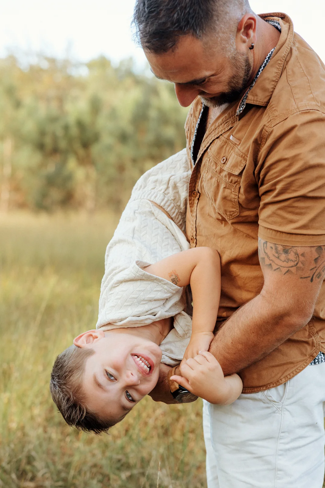 un shooting nouveau-né en extérieur en plein nature