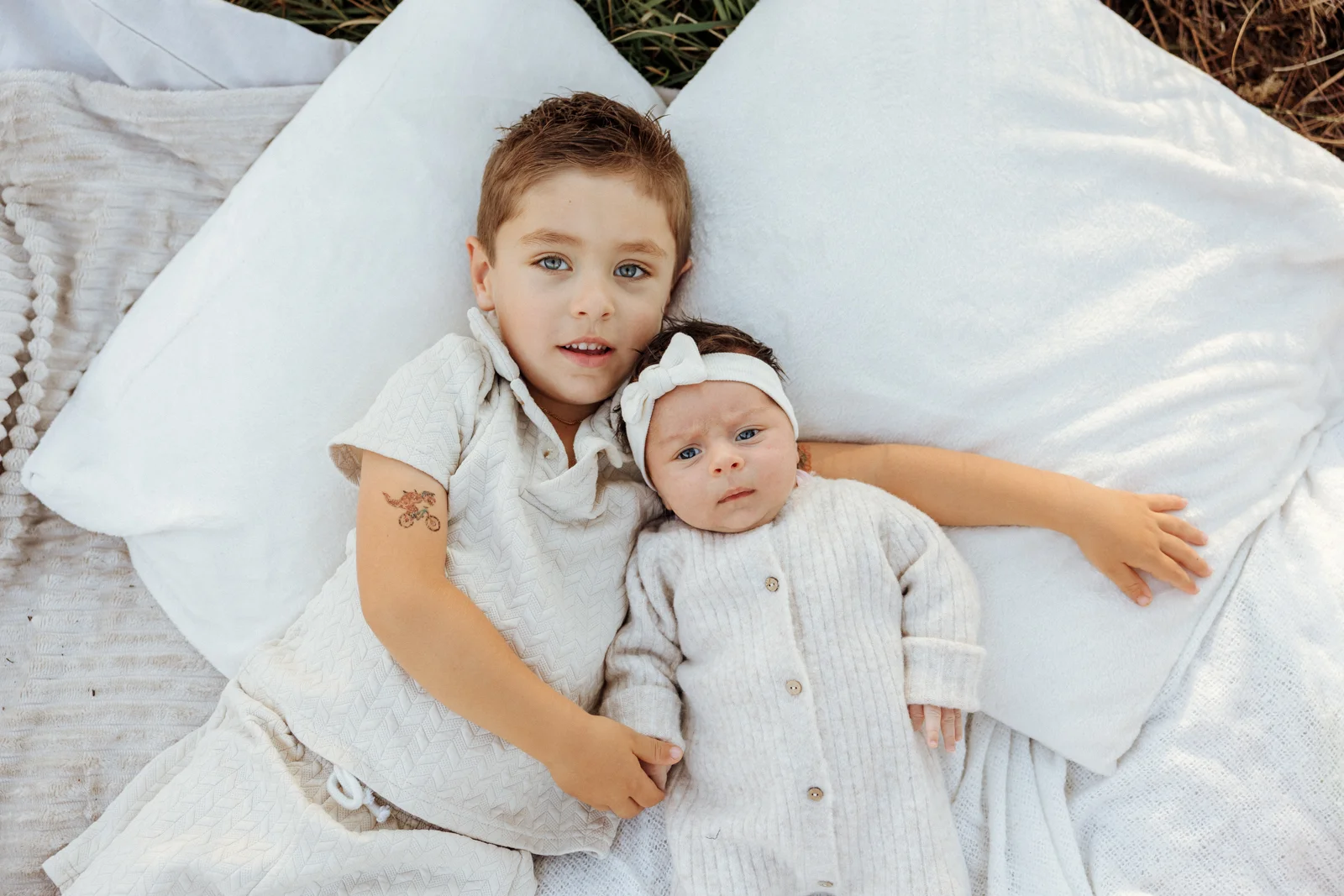 une séance photo nouveau-né en extérieur en famille dans les landes