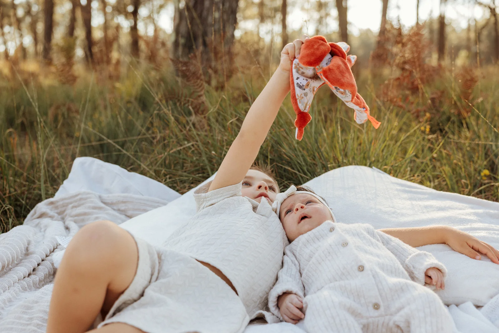 une séance photo nouveau-né en extérieur