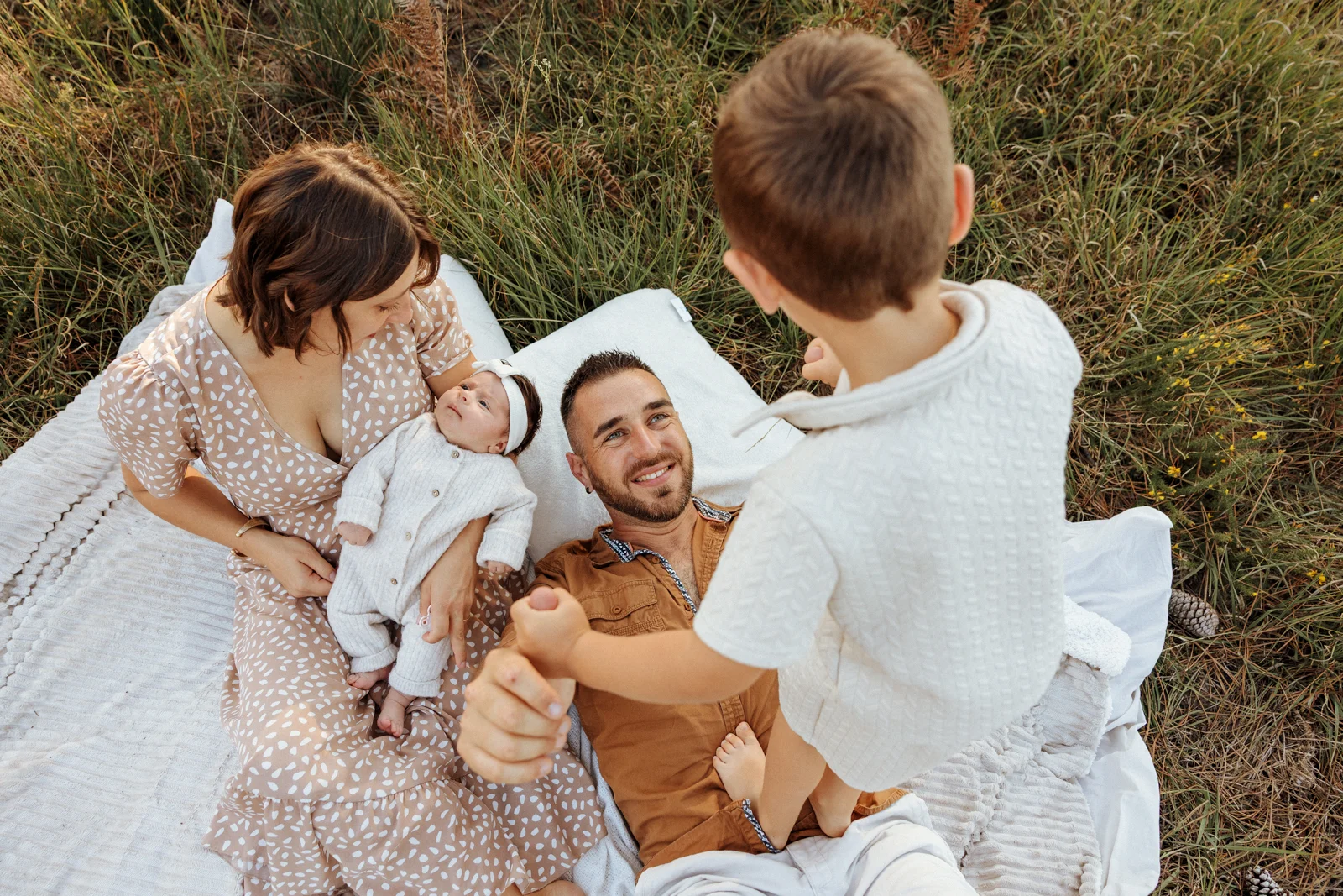 un shooting photo nouveau-né en extérieur dans les landes