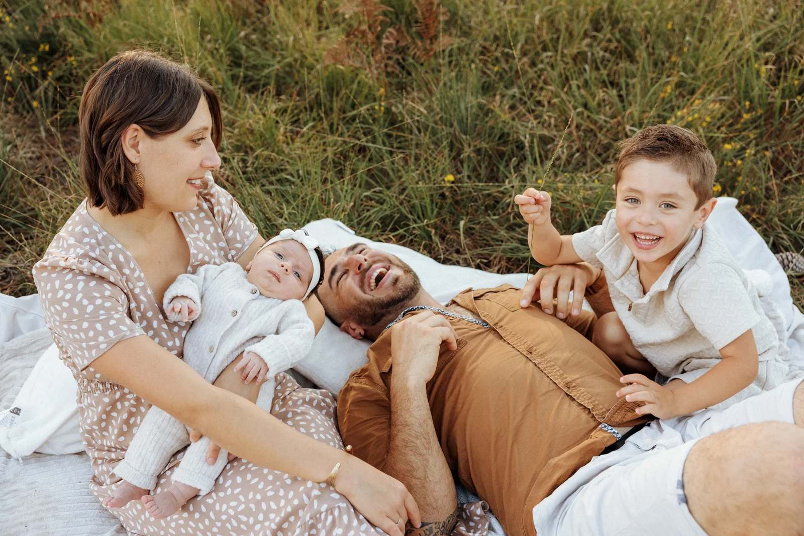 un shooting nouveau-né en extérieur en plein nature