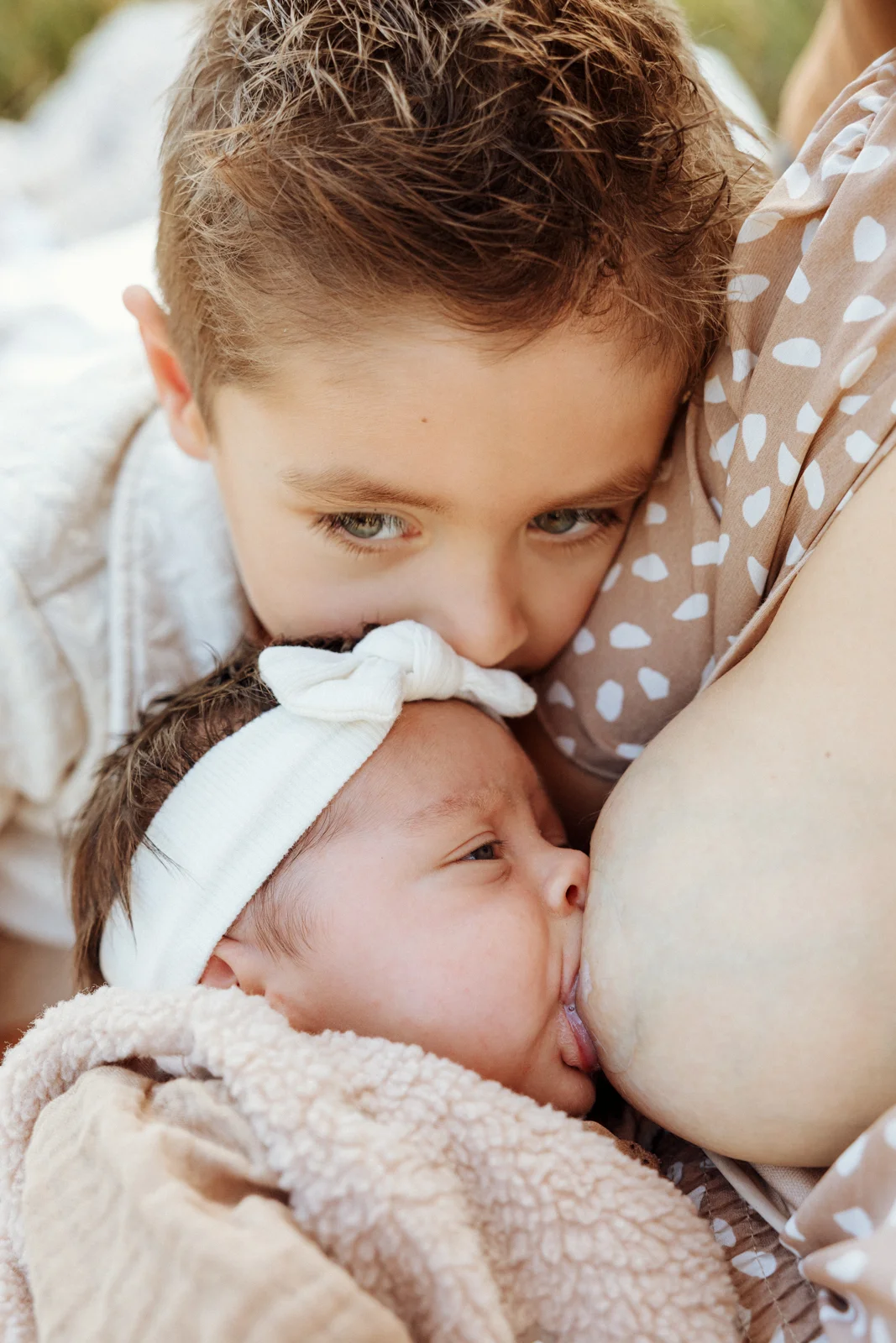 une séance photo nouveau-né en extérieur dans la forêt landaise