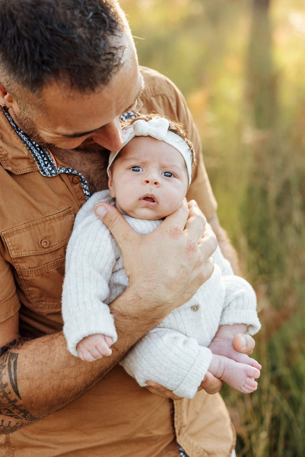un shooting nouveau-né en extérieur en plein nature