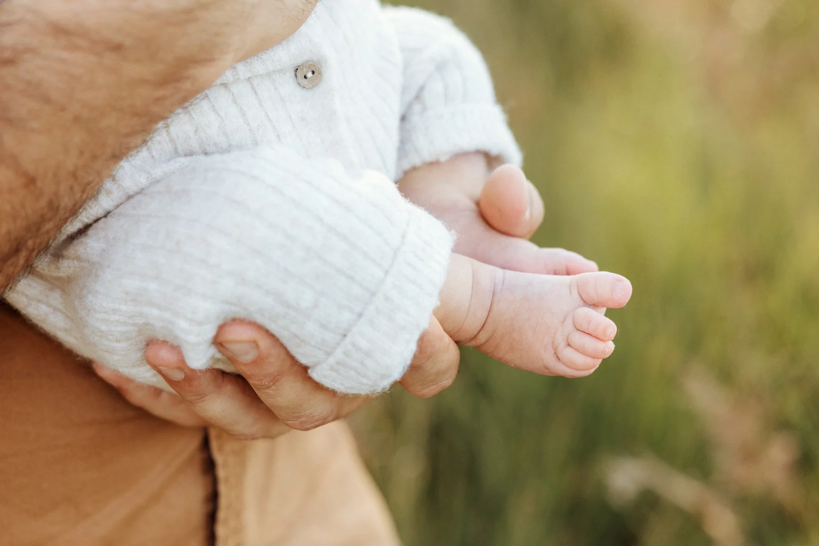 un shooting nouveau-né en extérieur en plein nature