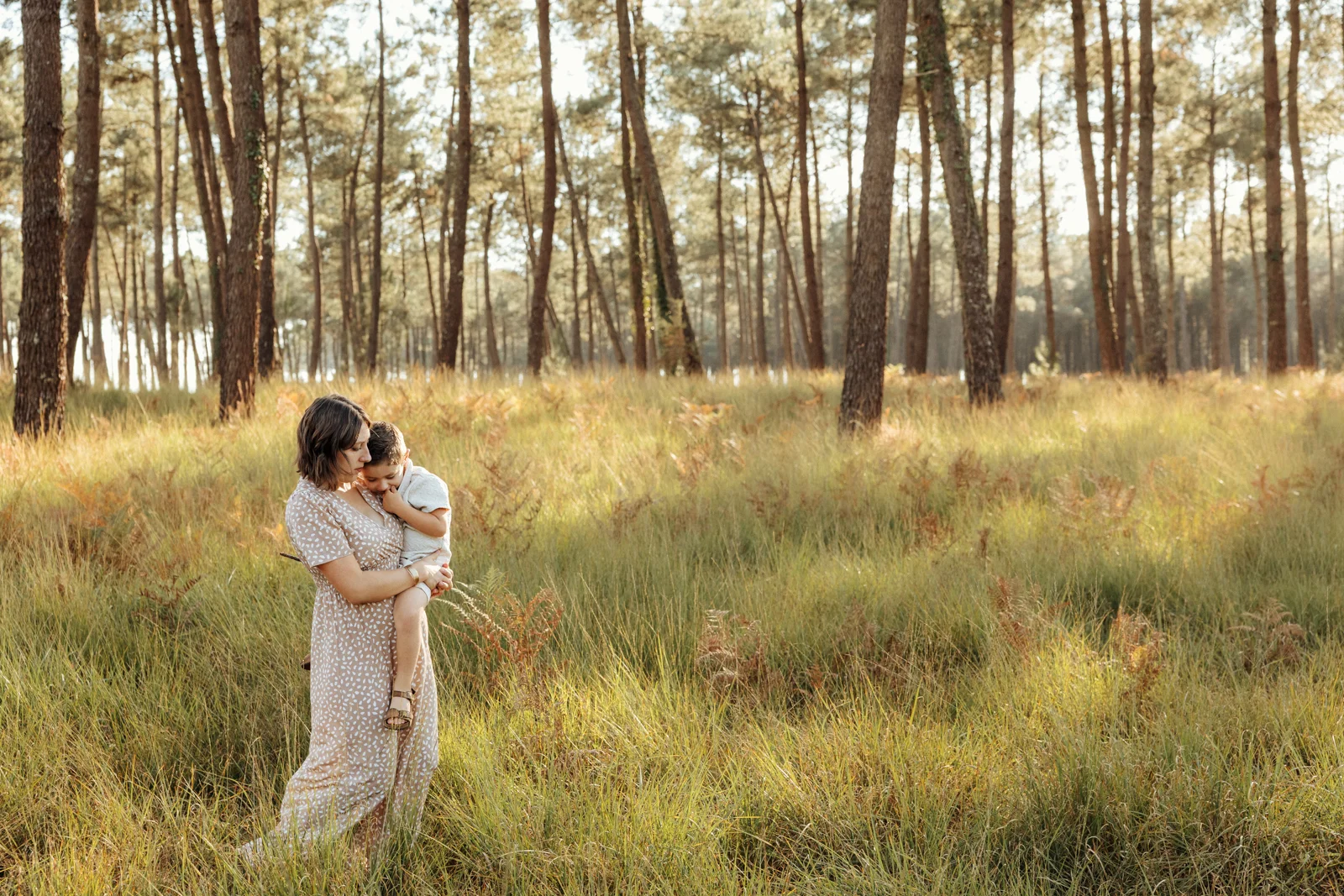 une séance photo nouveau-né en extérieur en famille dans les landes