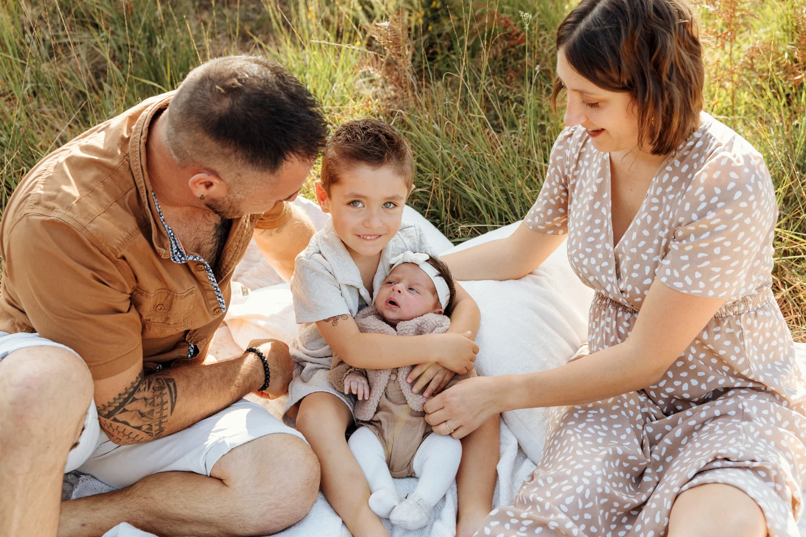 une séance photo nouveau-né en extérieur dans la forêt landaise