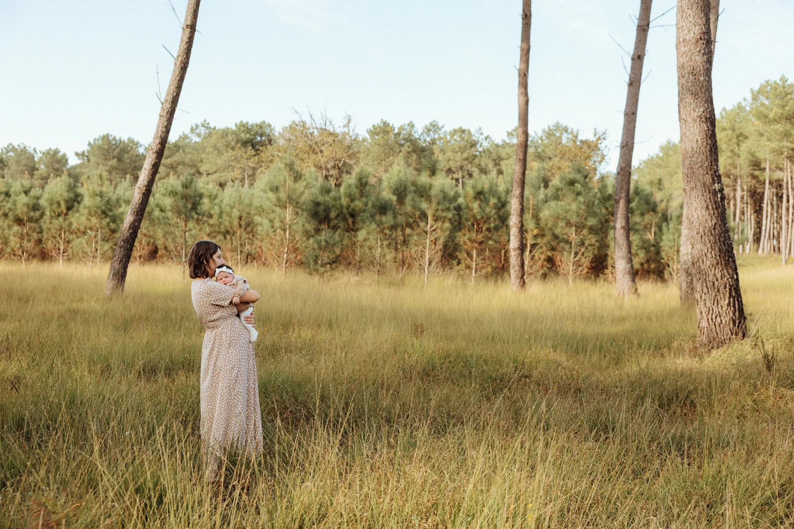 une séance photo nouveau-né en extérieur dans la forêt landaise