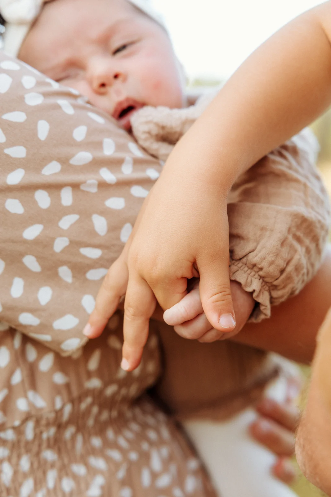 des photos de nouveau-né en extérieur en octobre