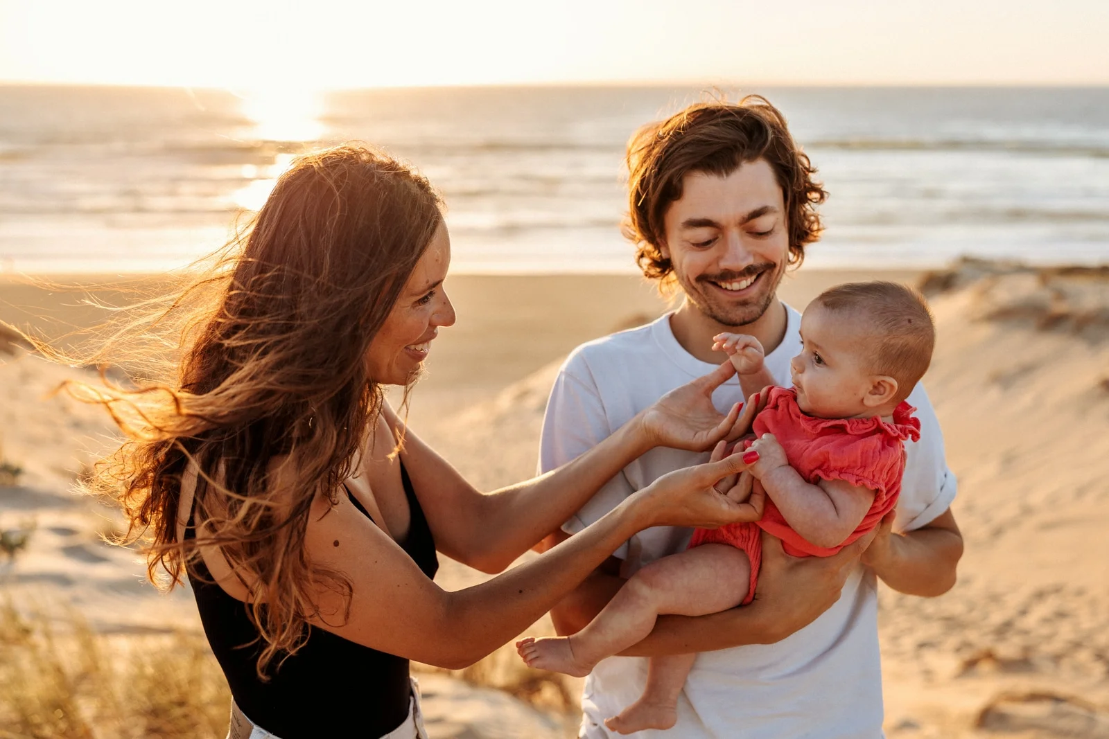 parents jouant avec leur bébé lors d’une séance photo famille sur la plage dans les Landes