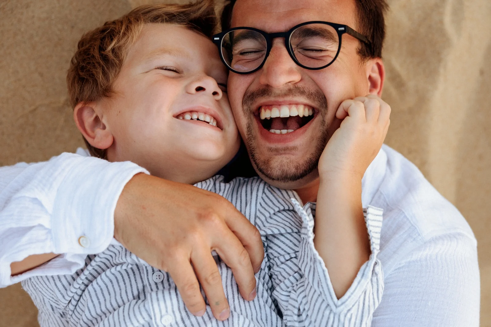papa et son enfant en moment de complicité lors d’une séance photo famille dans les Landes