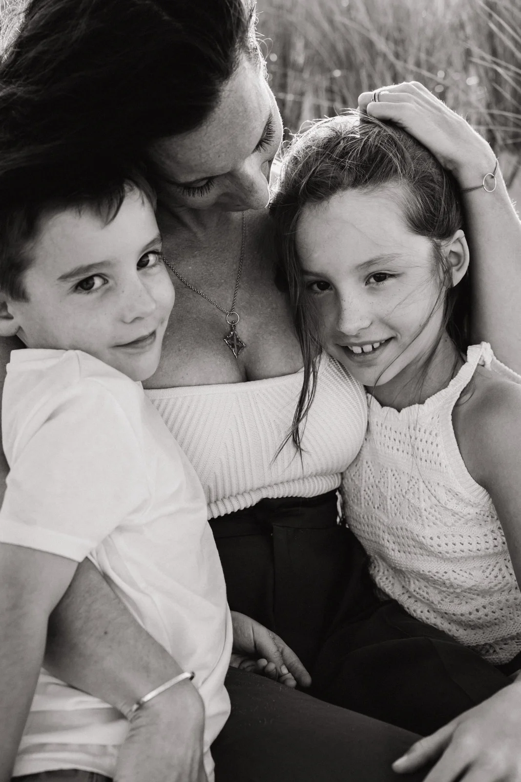 maman et ses enfants en moment de complicité lors d’une séance photo famille dans les Landes